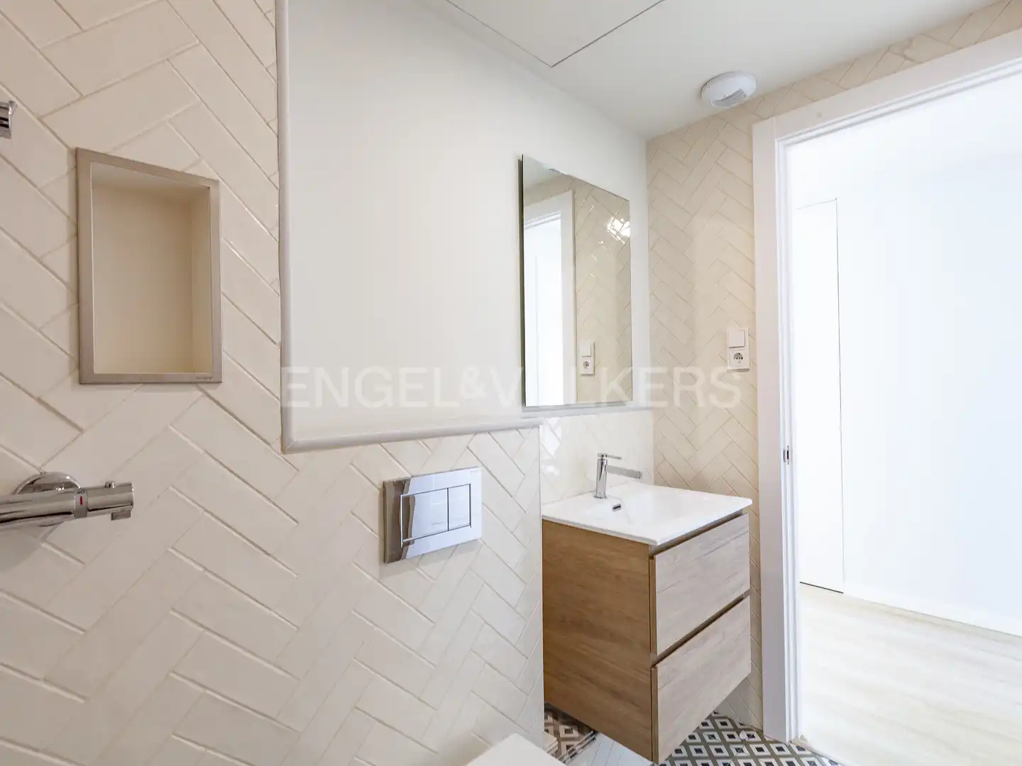 Bathroom of Attic for sale in Barcelona  with Air Conditioner, Heating and Parquet flooring