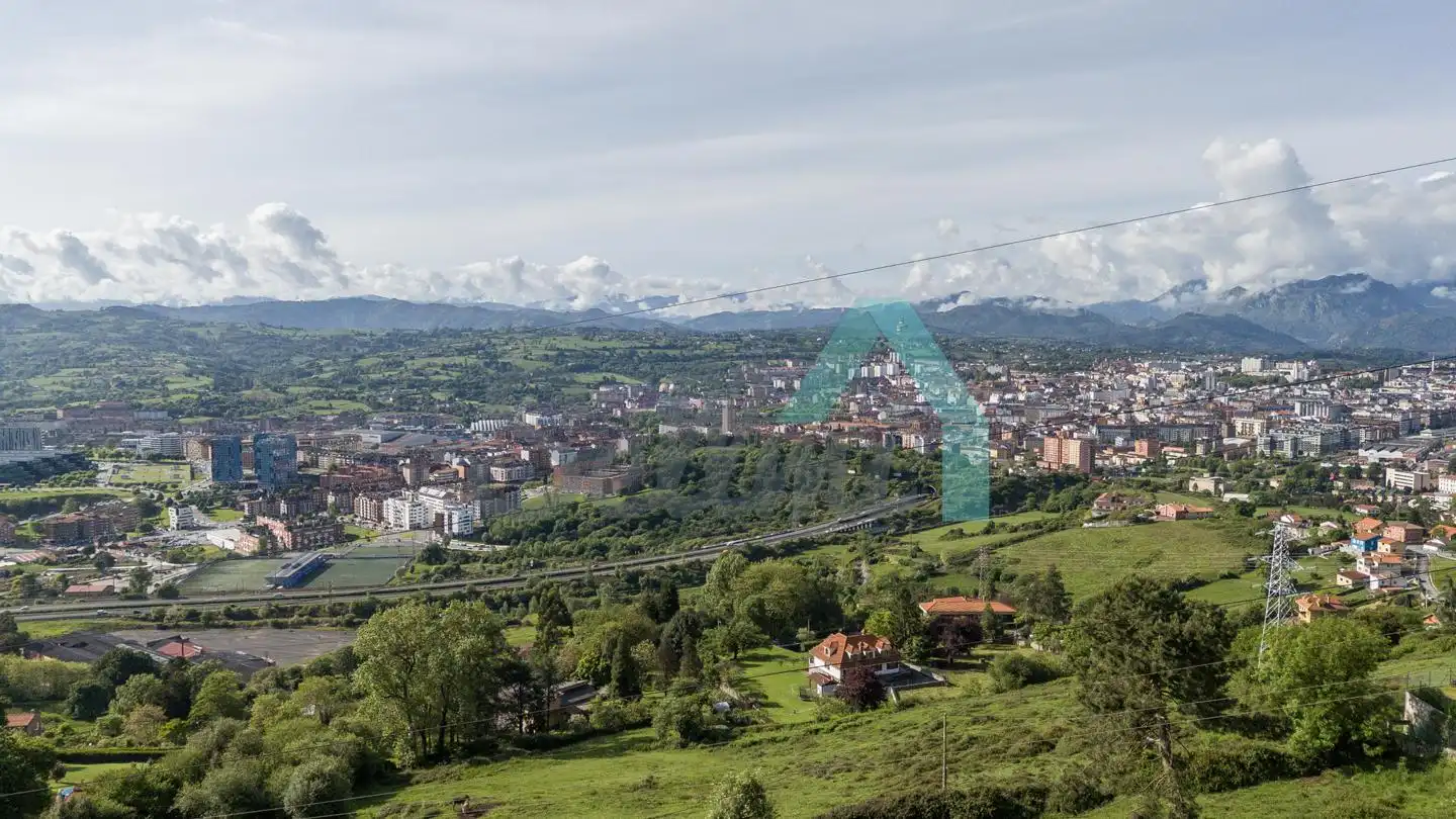 Casa o chalet en venta en Oviedo  con Calefacción, Jardín privado y Parquet