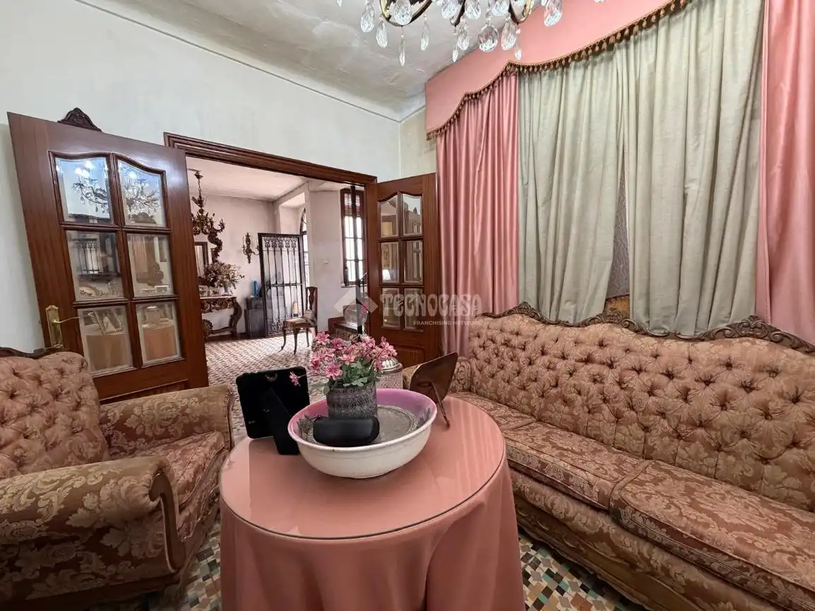 Wohnzimmer von Einfamilien-Reihenhaus zum Verkauf in Torredonjimeno mit Klimaanlage und Balkon