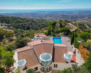 Vista exterior de Casa o xalet en venda en Mijas amb Aire condicionat i Piscina