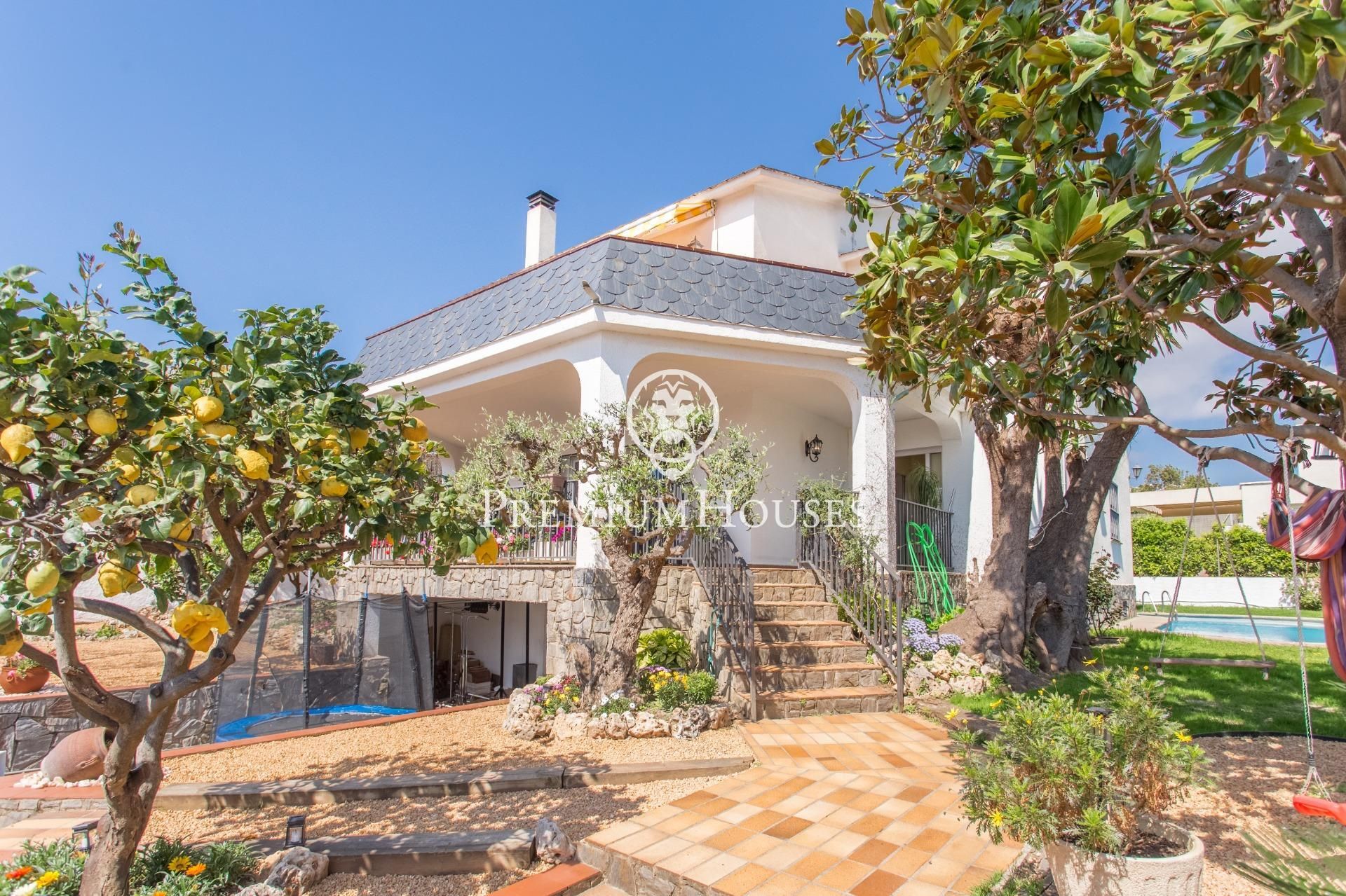 Exterior view of House or chalet for sale in El Masnou  with Air Conditioner, Heating and Private garden