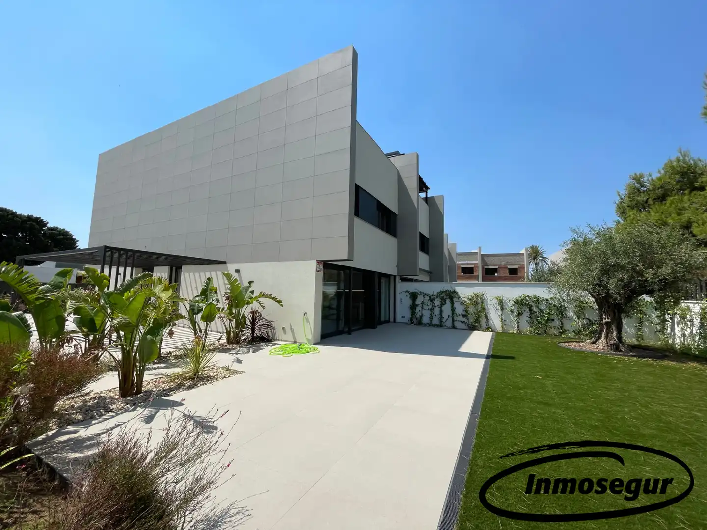 Vista exterior de Casa adosada en venda en Cambrils amb Aire condicionat, Calefacció i Jardí privat