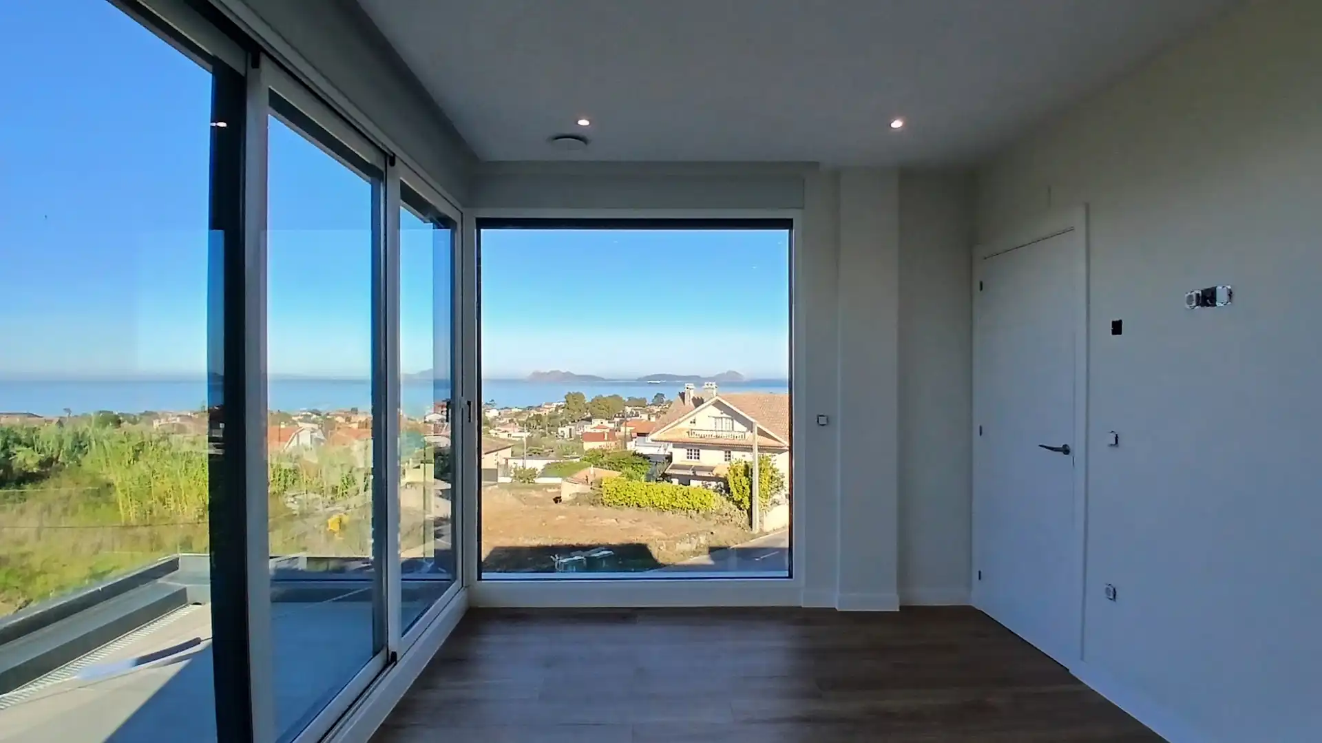 Sala de estar de Casa adosada en venta en Vigo  con Calefacción, Jardín privado y Piscina