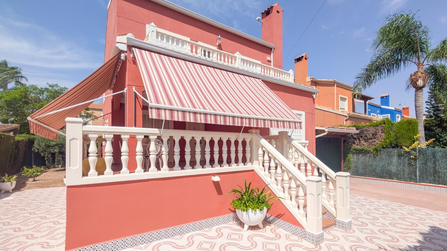 Vista exterior de Casa o xalet en venda en Elche / Elx amb Aire condicionat, Jardí privat i Terrassa