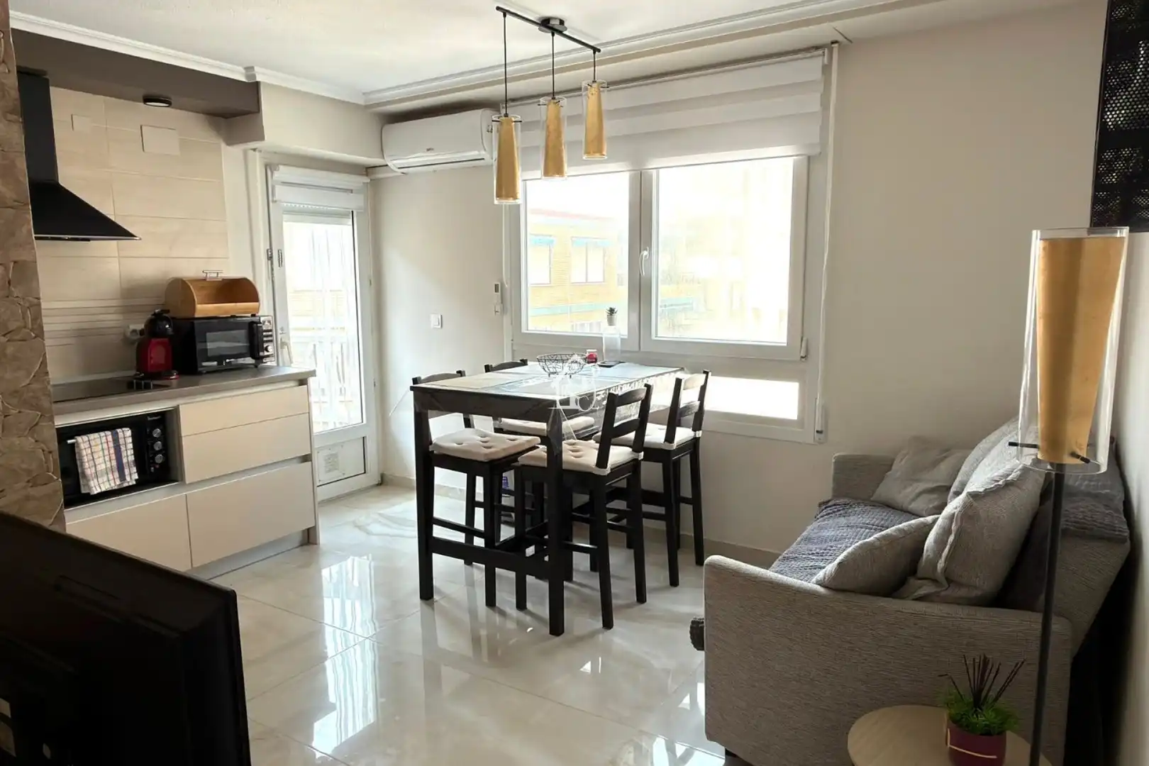 Menjador de Apartament de lloguer en Torrevieja amb Aire condicionat, Terrassa i Moblat