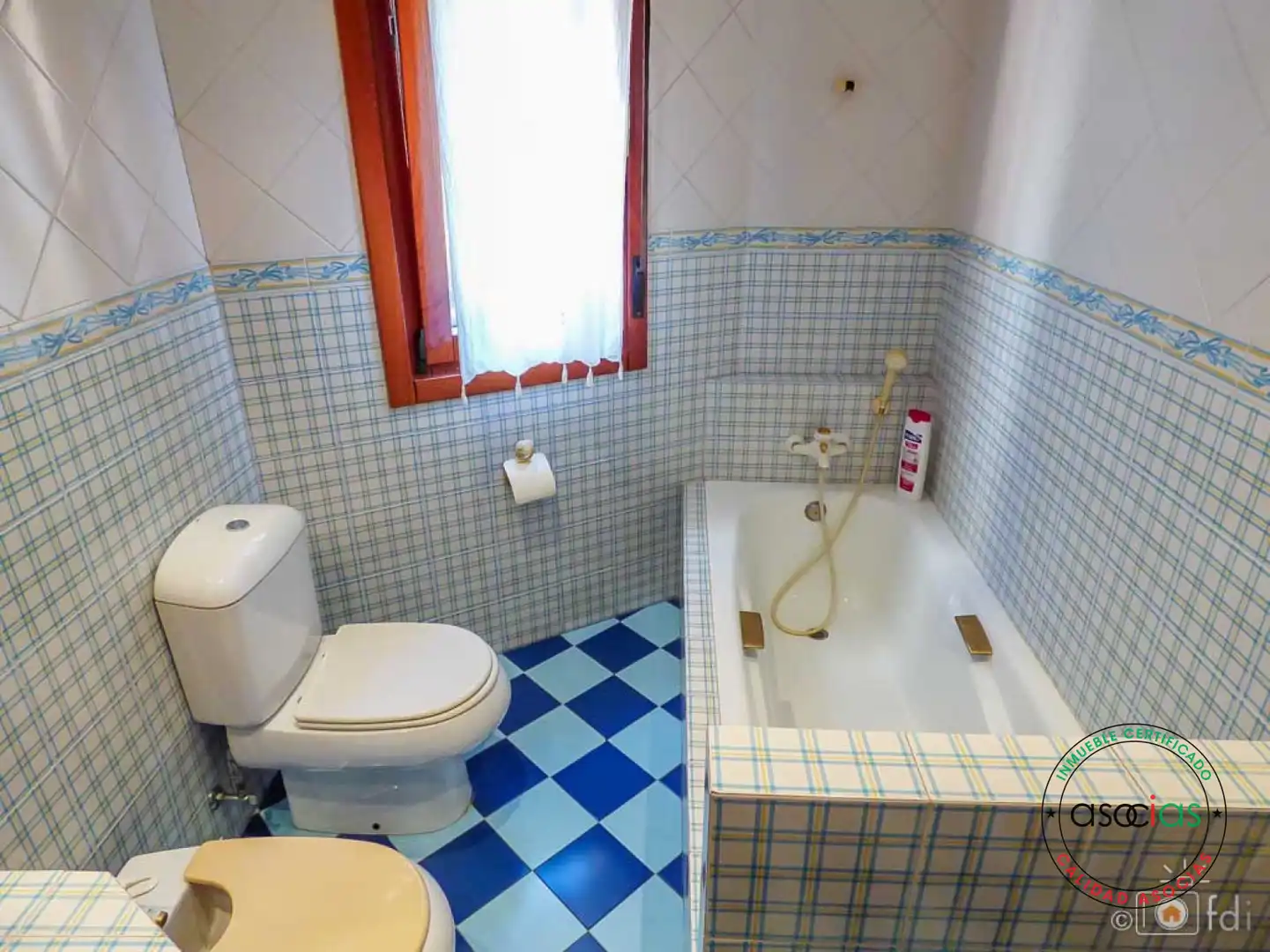 Bany de Casa o xalet en venda en Oviedo  amb Calefacció, Jardí privat i Parquet