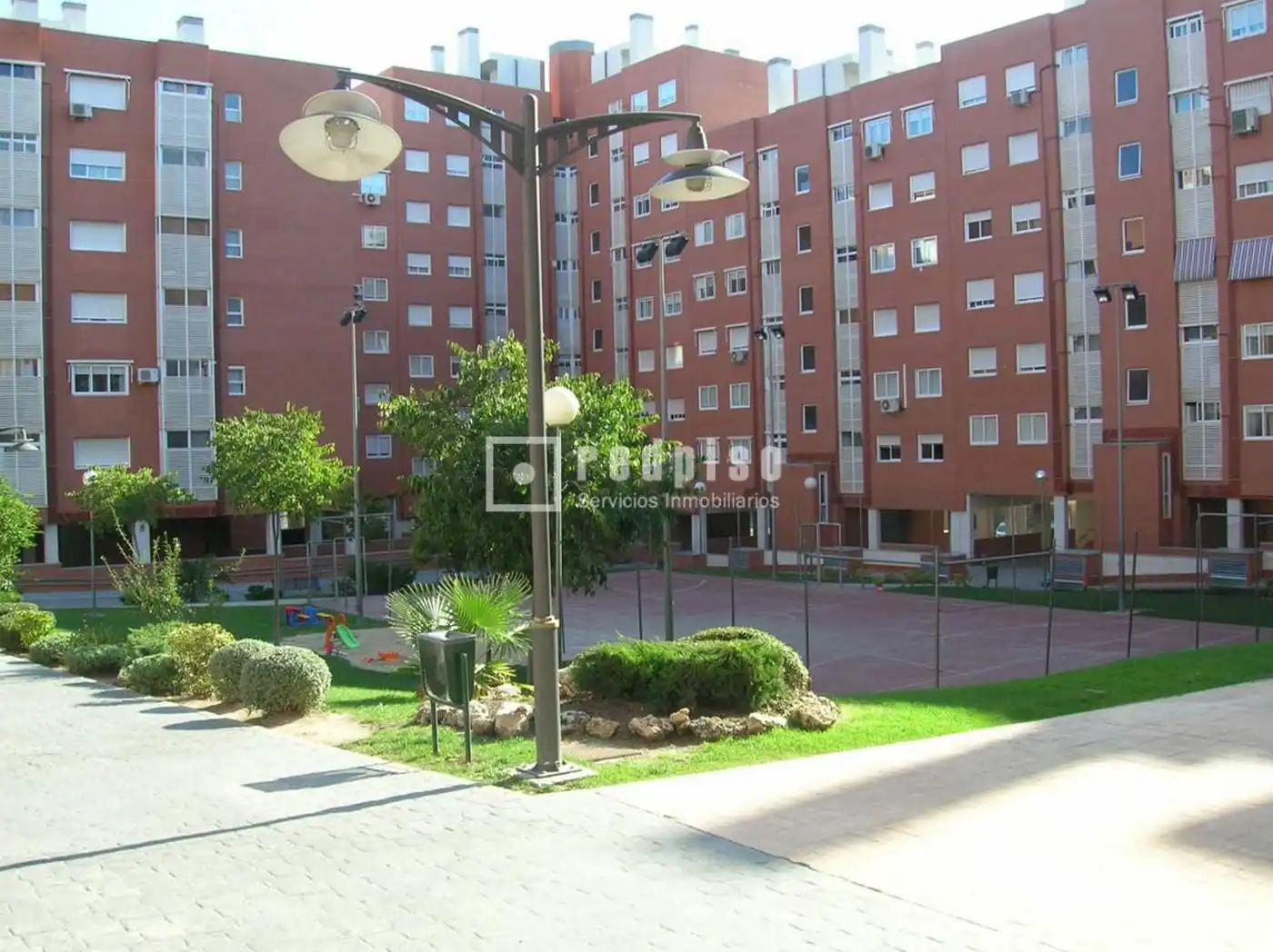 Vista exterior de Piso en venta en Madrid con Calefacción, Parquet y Trastero