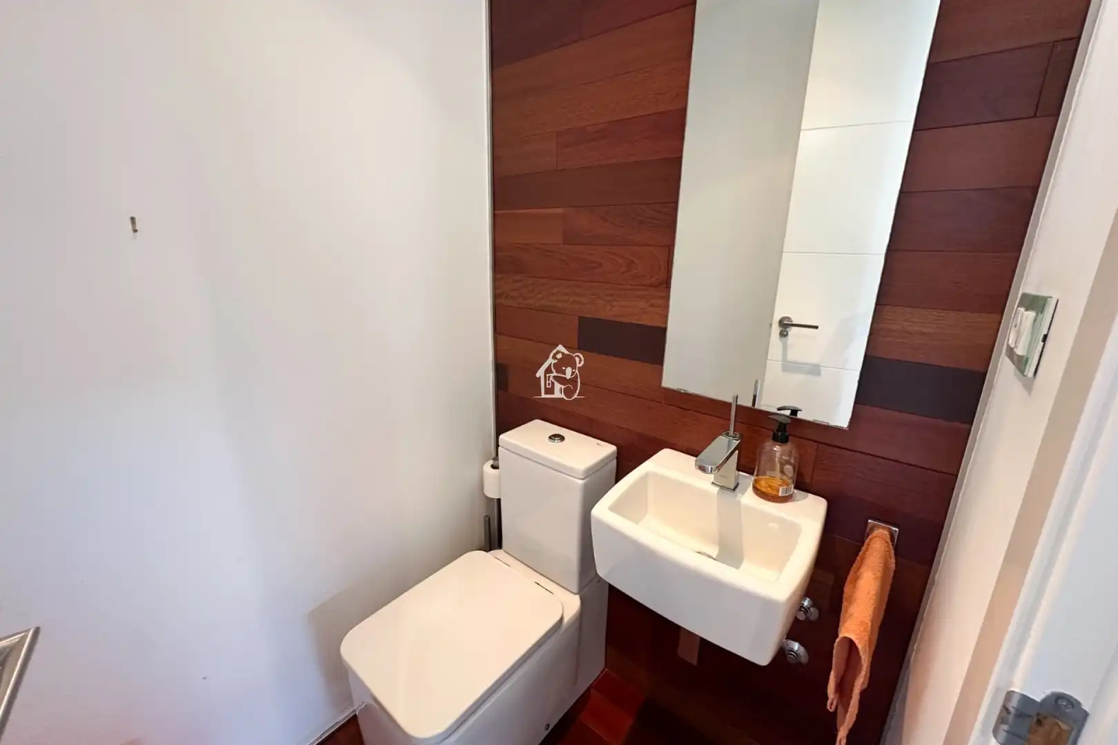 Baño de Piso de alquiler en Torrevieja con Parquet, Terraza y Piscina