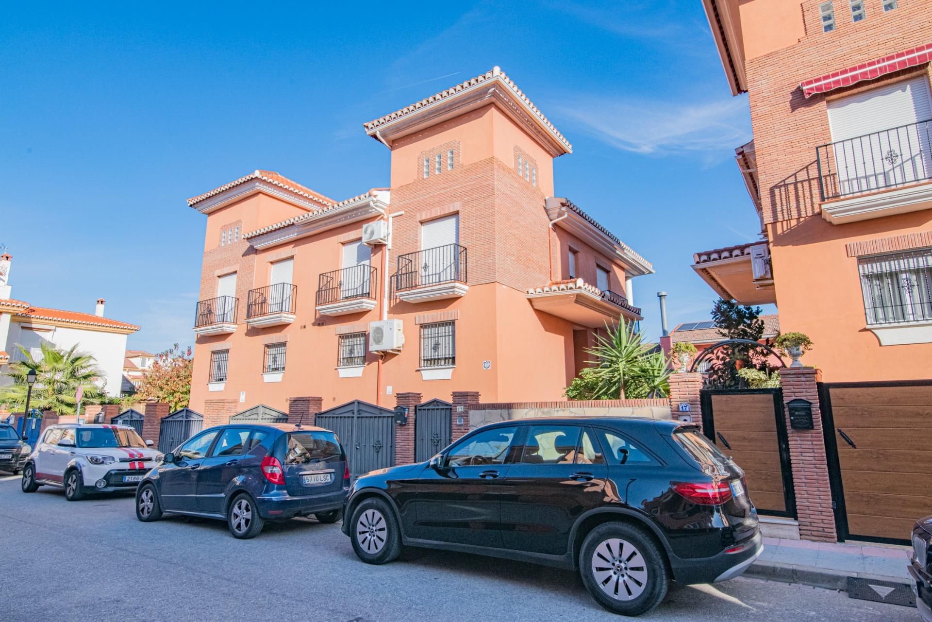 Exterior view of Single-family semi-detached for sale in Vegas del Genil  with Air Conditioner, Heating and Private garden