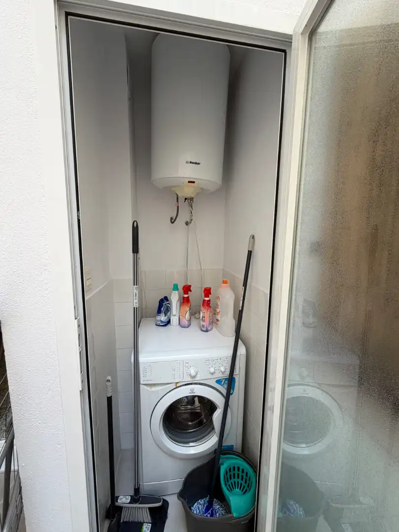 Baño de Piso para compartir en Granada con Amueblado, Horno y Lavadora