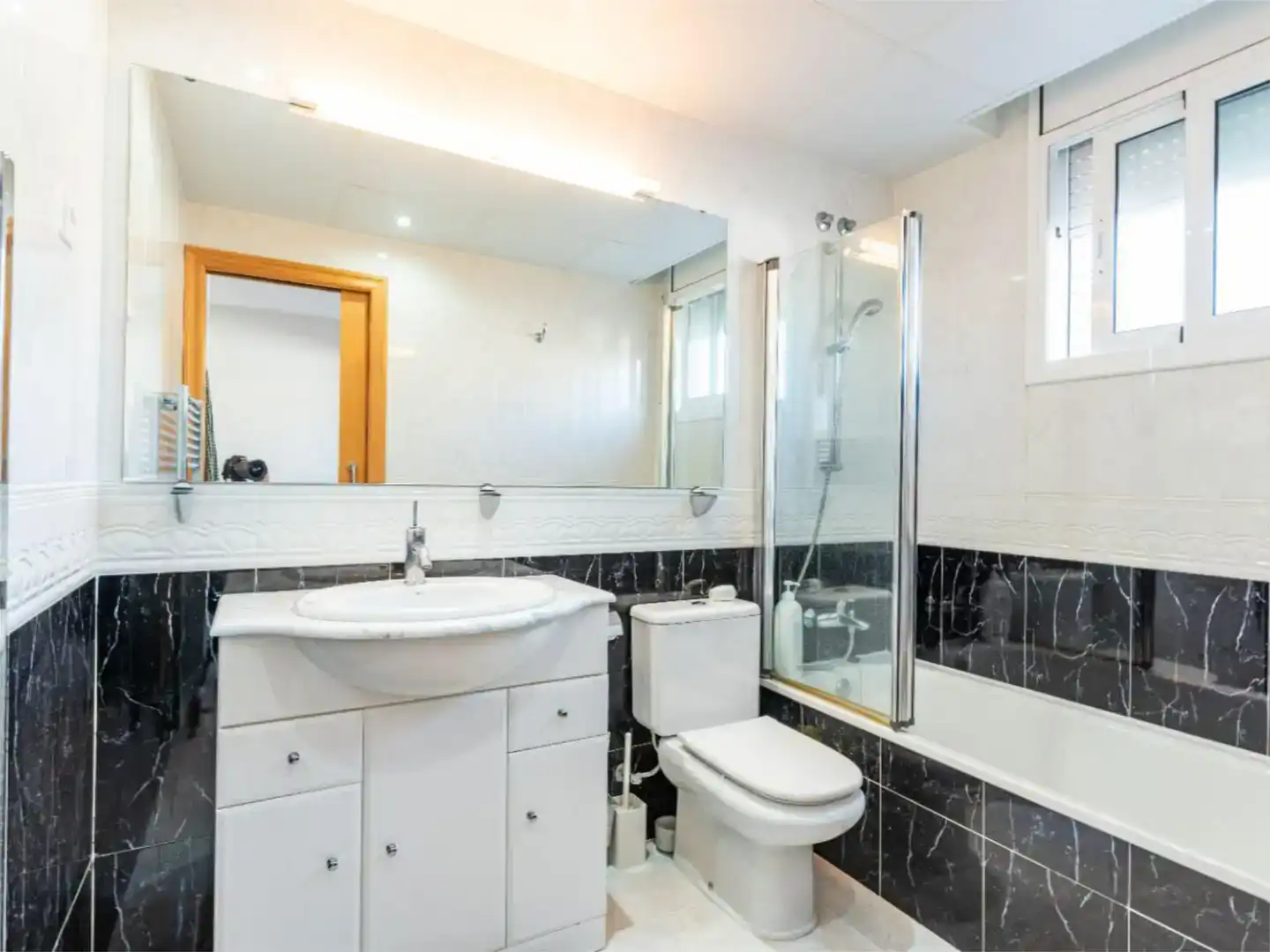 Bathroom of Houses for sale in Roda de Berà  with Swimming Pool and Balcony