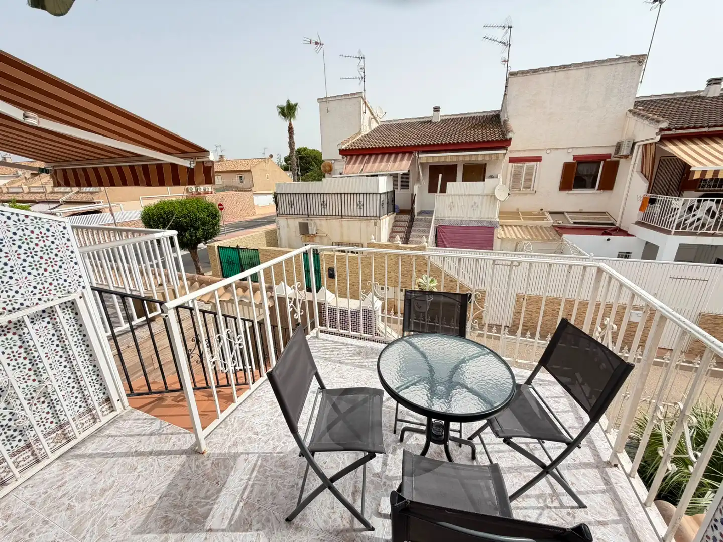 Terrasse von Einfamilien-Reihenhaus zum Verkauf in Los Alcázares mit Klimaanlage, Abstellraum und Möbliert