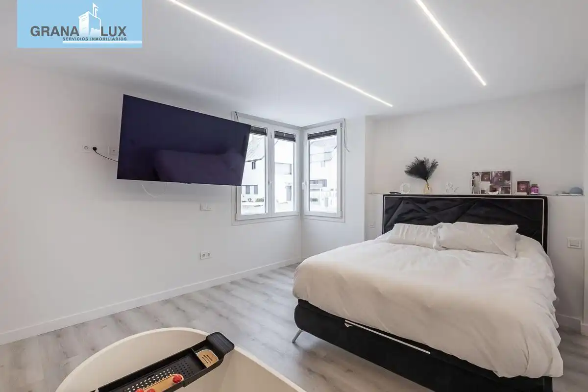 Dormitori de Casa adosada en venda en Albolote amb Jardí privat, Piscina i Alarma