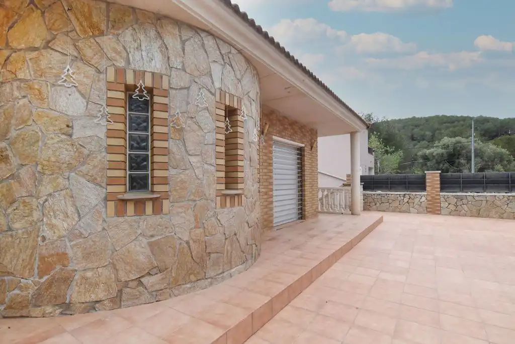 Außenansicht von Haus oder Chalet zum Verkauf in Canyelles mit Klimaanlage, Heizung und Privatgarten