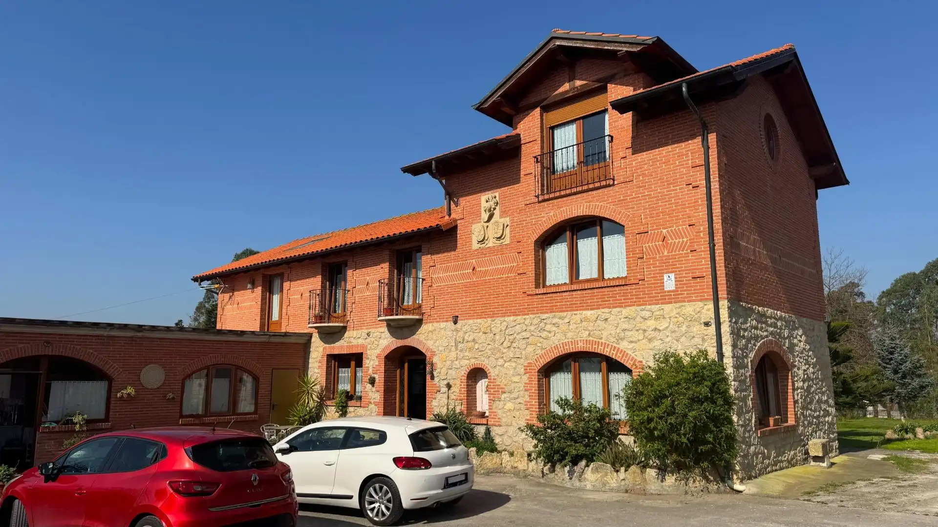 Vista exterior de Casa o chalet en venta en Miengo con Jardín privado y Amueblado