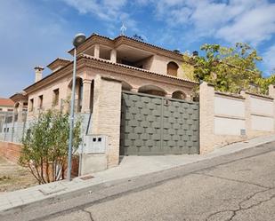 Vista exterior de Casa o xalet en venda en  Toledo Capital amb Jardí privat, Terrassa i Piscina