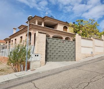 Vista exterior de Casa o xalet en venda en  Toledo Capital amb Jardí privat, Terrassa i Piscina