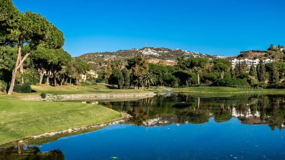 Vista exterior de Àtic de lloguer amb opció a compra en Marbella amb Aire condicionat, Terrassa i Moblat