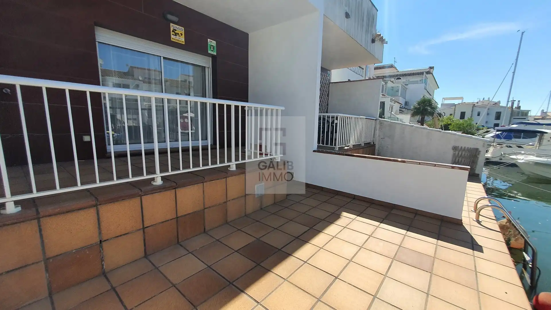 Außenansicht von Einfamilien-Reihenhaus zum Verkauf in Empuriabrava mit Klimaanlage, Terrasse und Möbliert