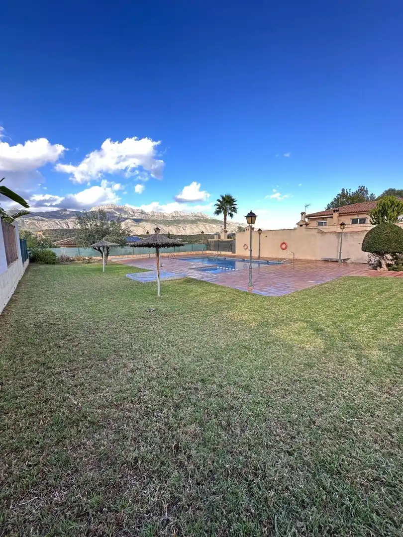 Piscina de Casa adosada en venda en La Nucia amb Jardí privat, Terrassa i Traster