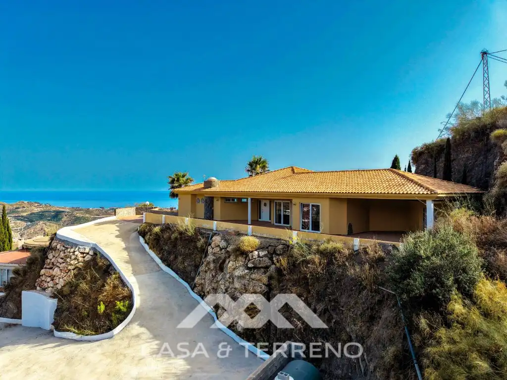 Vista exterior de Casa o xalet en venda en Algarrobo amb Jardí privat, Terrassa i Piscina