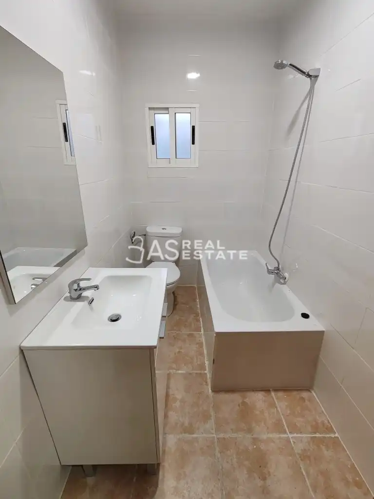 Baño de Piso en venta en Alicante / Alacant con Terraza y Amueblado