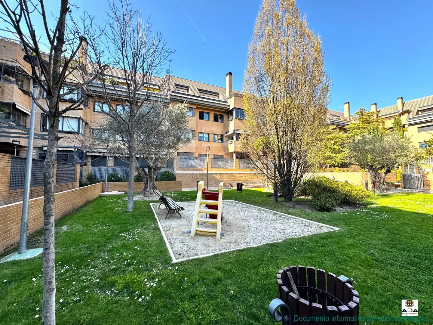 Vista exterior de Pis en venda en Las Rozas de Madrid amb Aire condicionat, Calefacció i Jardí privat