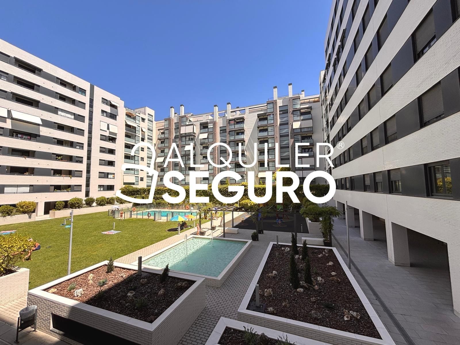 Vista exterior de Piso de alquiler en  Madrid Capital con Aire acondicionado, Calefacción y Terraza