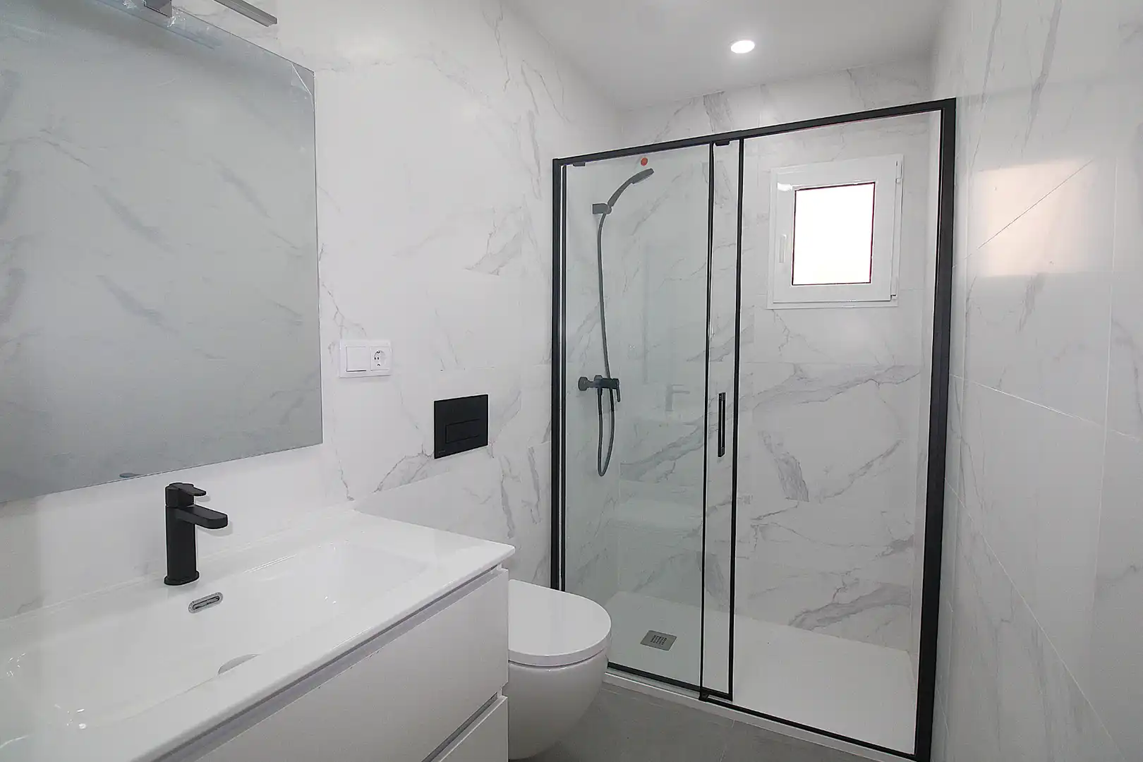 Bany de Apartament de lloguer en Valencia amb Parquet, Moblat i Forn