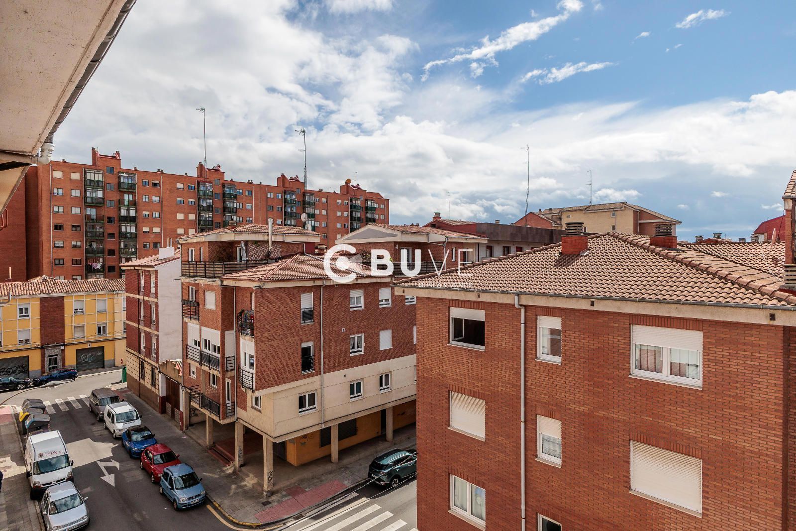 Vista exterior de Àtic de lloguer en León Capital  amb Terrassa i Moblat