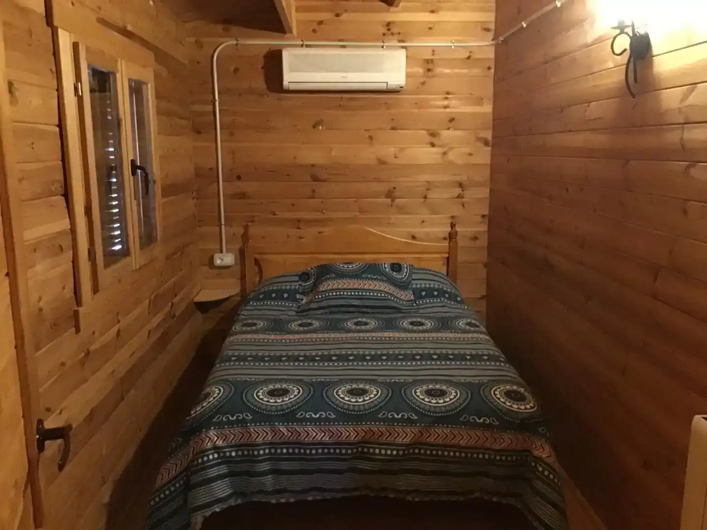 Dormitori de Finca rústica en venda en Yeste amb Aire condicionat, Jardí privat i Parquet