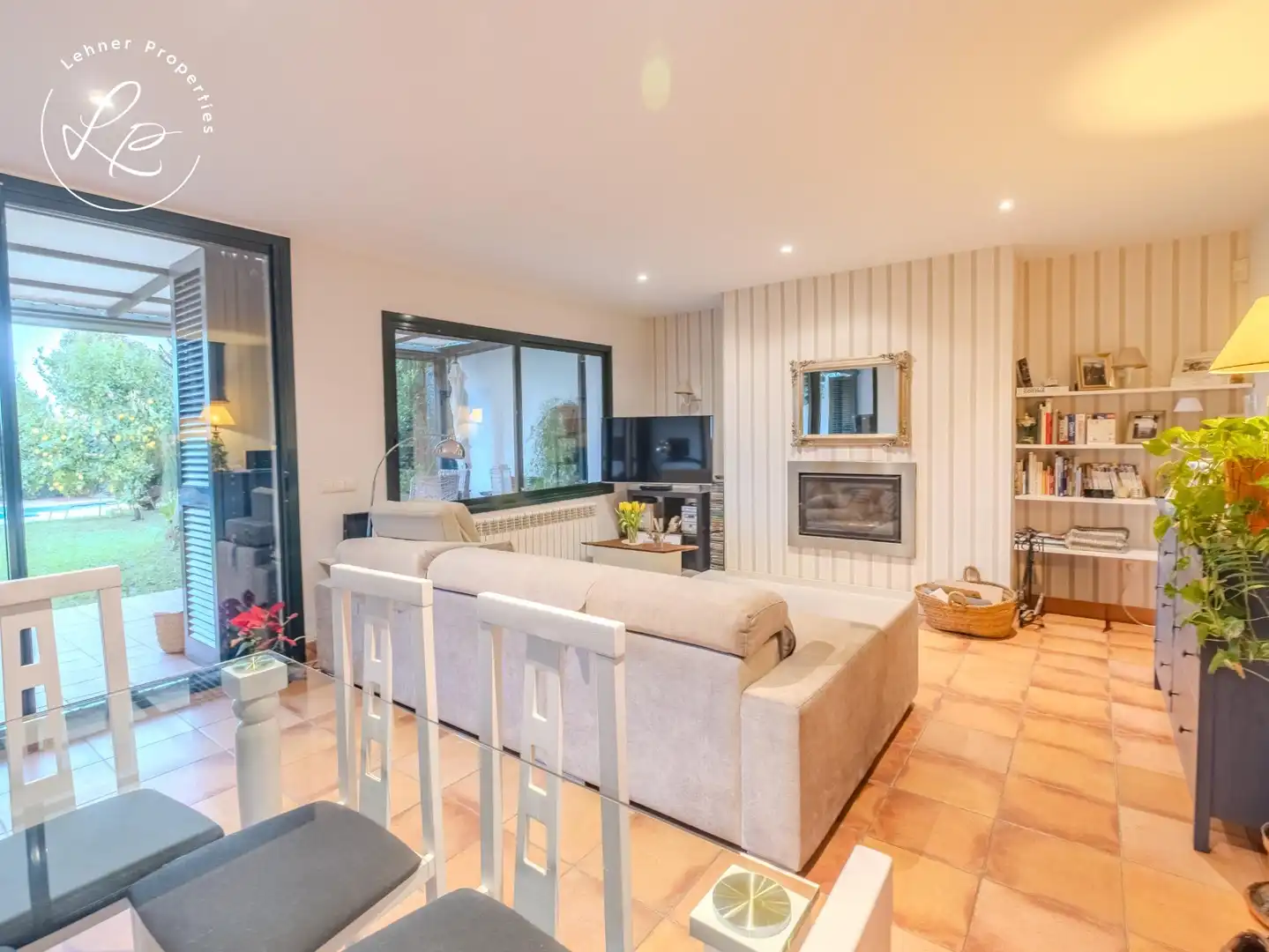 Sala de estar de Casa adosada en venta en Navata con Calefacción, Jardín privado y Piscina