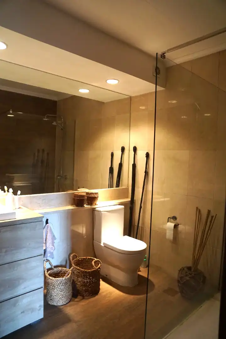 Badezimmer von Einfamilien-Reihenhaus zum Verkauf in Badalona mit Klimaanlage, Heizung und Privatgarten
