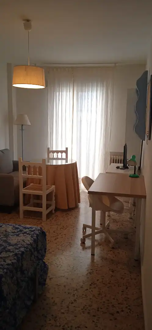 Menjador de Apartament de lloguer en Granada amb Calefacció, Moblat i Rentadora