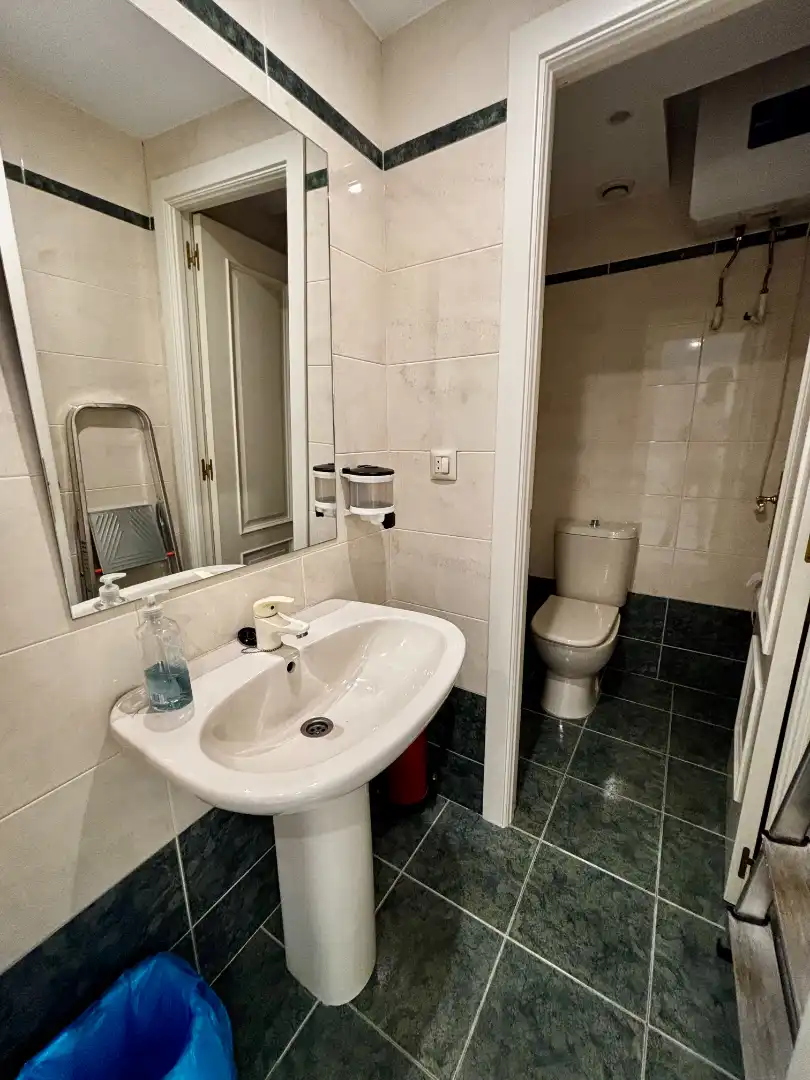 Bathroom of Office for rent in Pinto  with Air Conditioner, Heating and Alarm