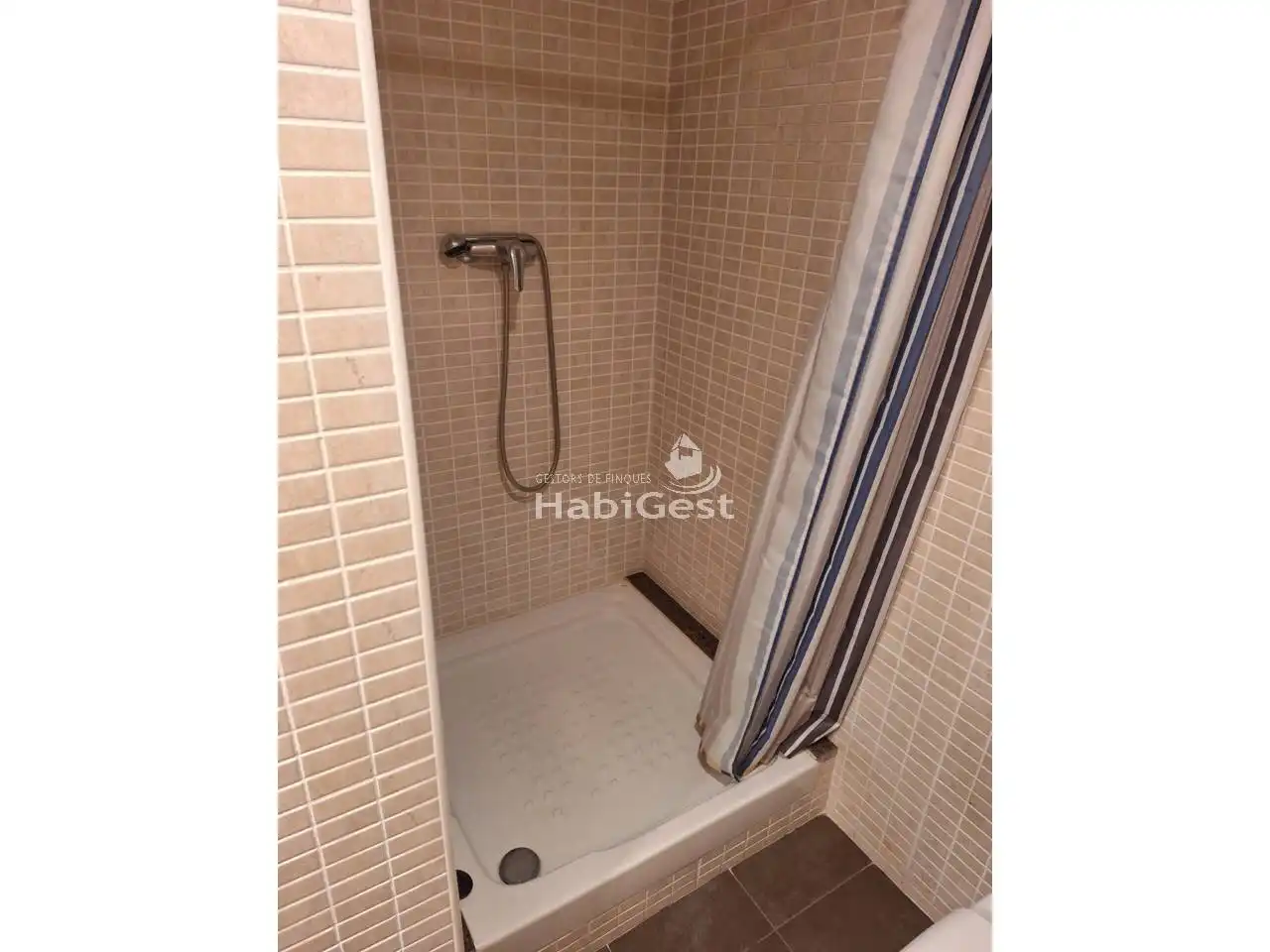 Badezimmer von Wohnung zur Miete in Girona mit Klimaanlage, Heizung und Parkett