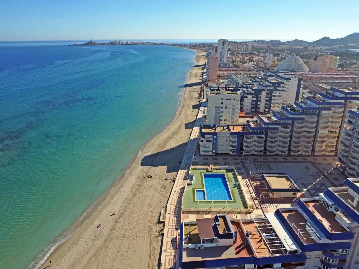 Vista exterior de Piso en venta en La Manga del Mar Menor con Terraza y Piscina comunitaria