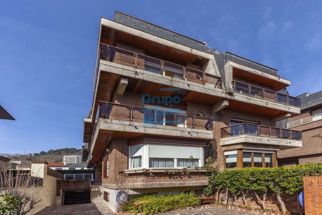 Exterior view of Single-family semi-detached for sale in Donostia - San Sebastián   with Heating, Terrace and Storage room
