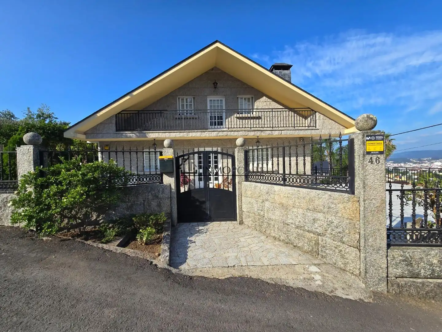 Vista exterior de Casa o xalet en venda en Pontevedra Capital  amb Calefacció, Jardí privat i Terrassa