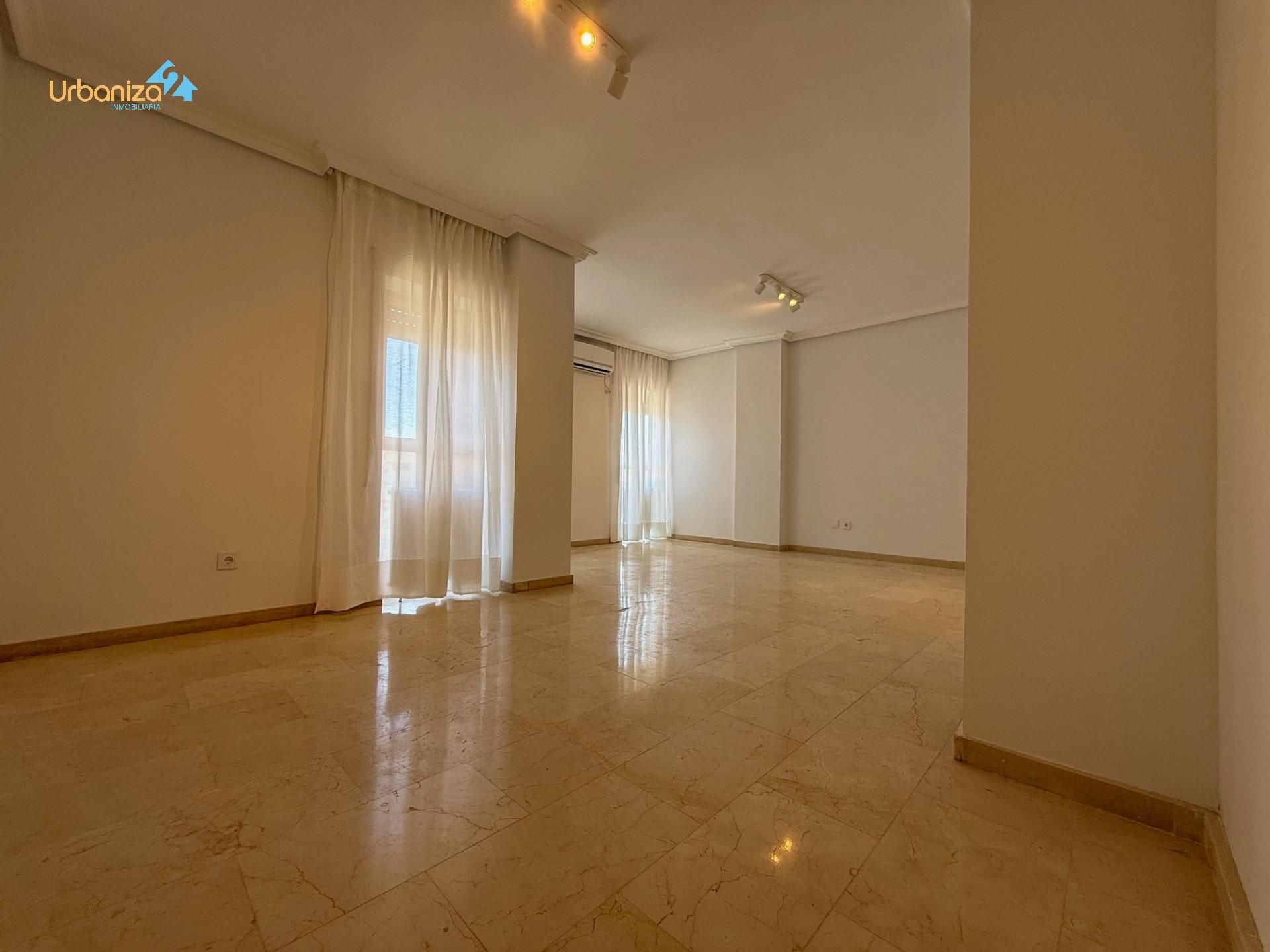 Sala d'estar de Pis de lloguer en Badajoz Capital amb Aire condicionat i Balcó