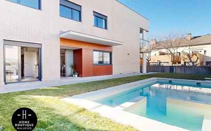 Piscina de Casa adosada en venda en Paracuellos de Jarama amb Aire condicionat, Jardí privat i Piscina