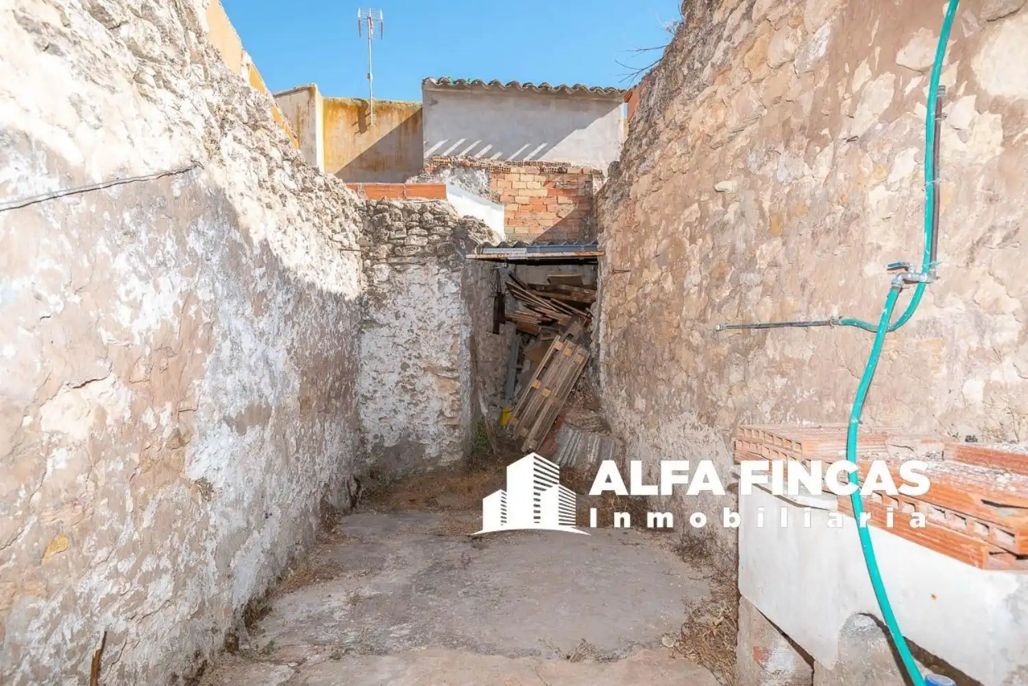 Exterior view of Houses for sale in Tébar  with Private garden