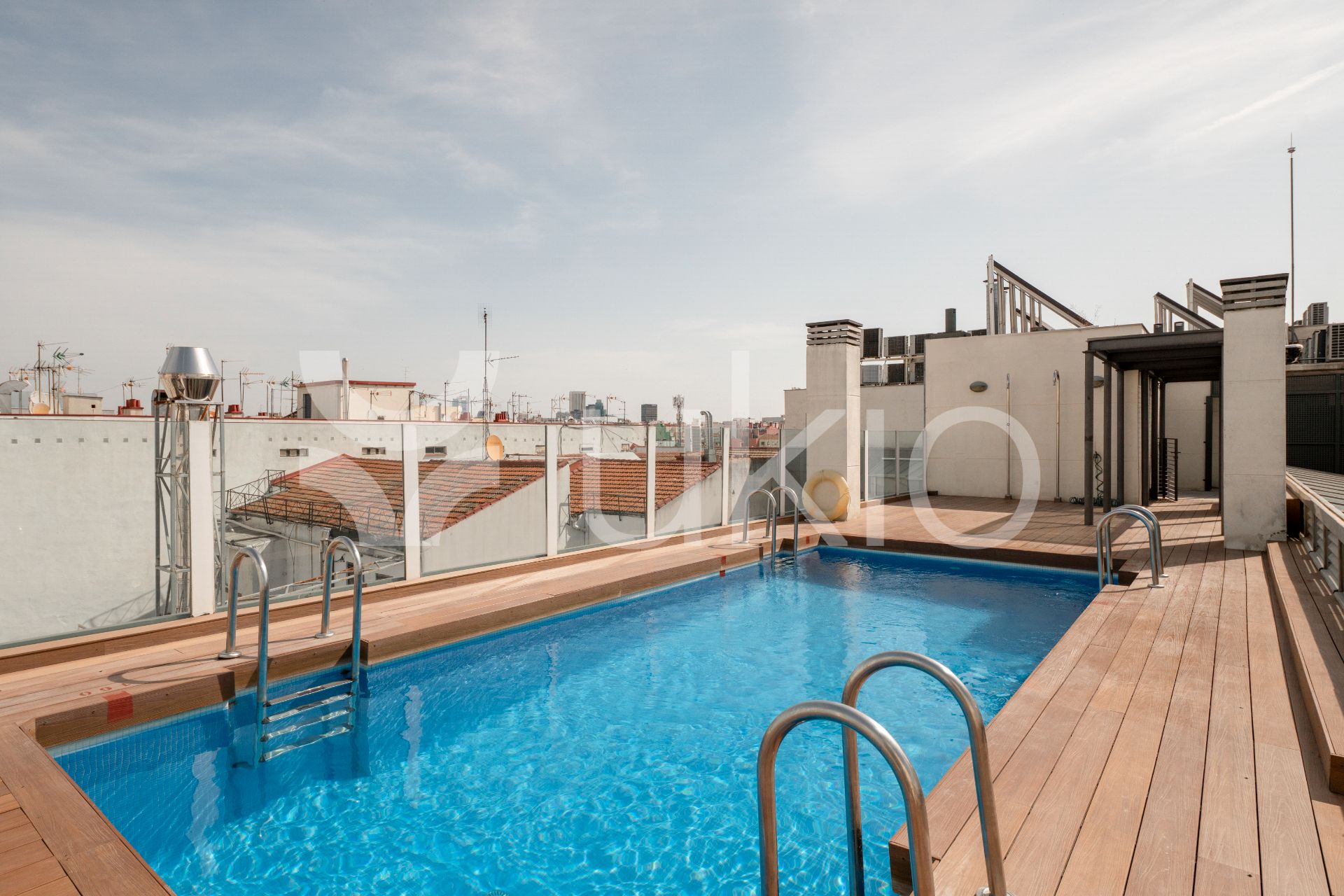 Piscina de Apartament de lloguer en  Madrid Capital amb Aire condicionat, Calefacció i Moblat