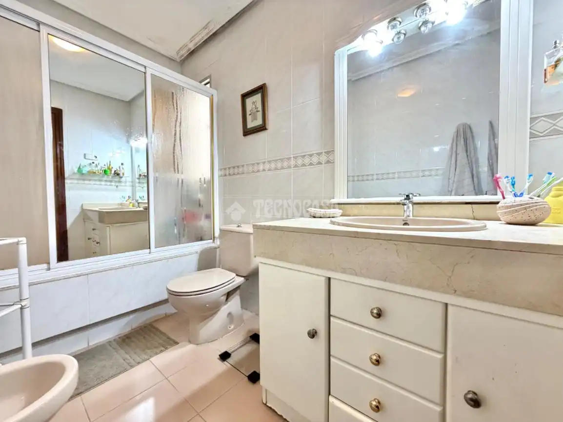 Badezimmer von Wohnung zum Verkauf in Alcalá de Henares mit Klimaanlage, Heizung und Parkett