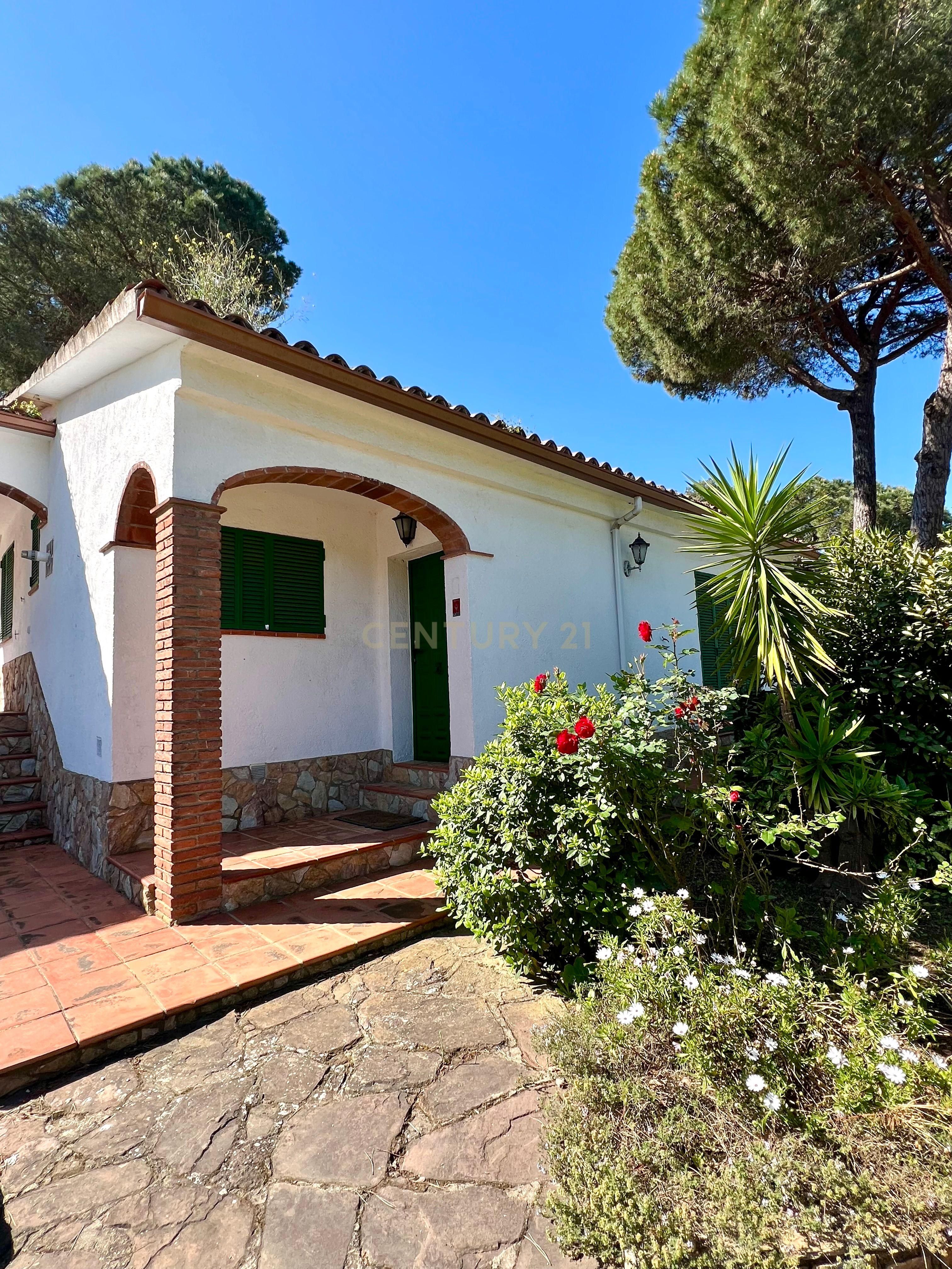 Vista exterior de Casa o xalet en venda en Tordera amb Jardí privat, Piscina i Alarma
