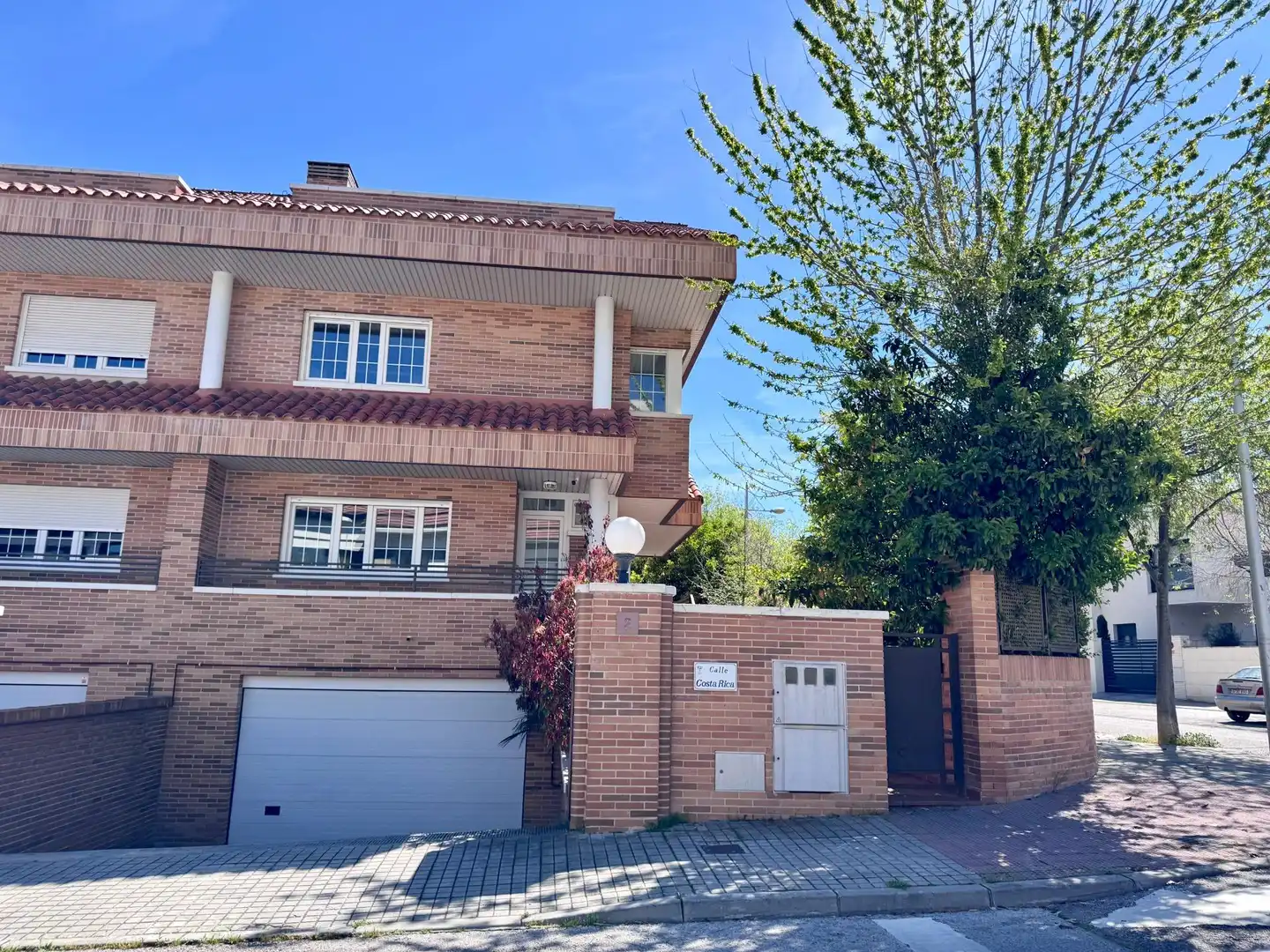Vista exterior de Casa adosada en venta en Villanueva de la Cañada con Parquet