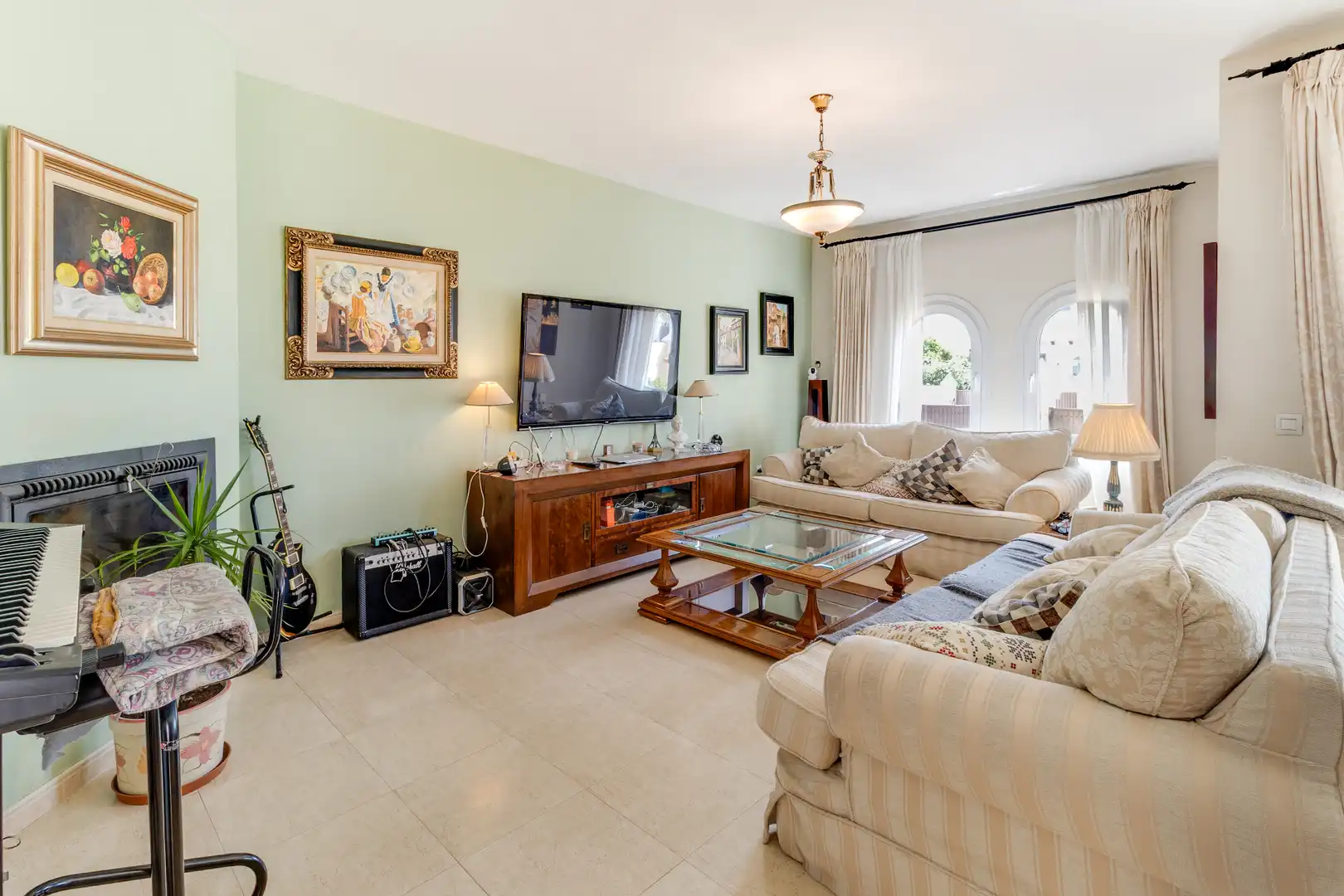 Sala d'estar de Casa adosada en venda en Alhaurín de la Torre amb Aire condicionat, Jardí privat i Terrassa