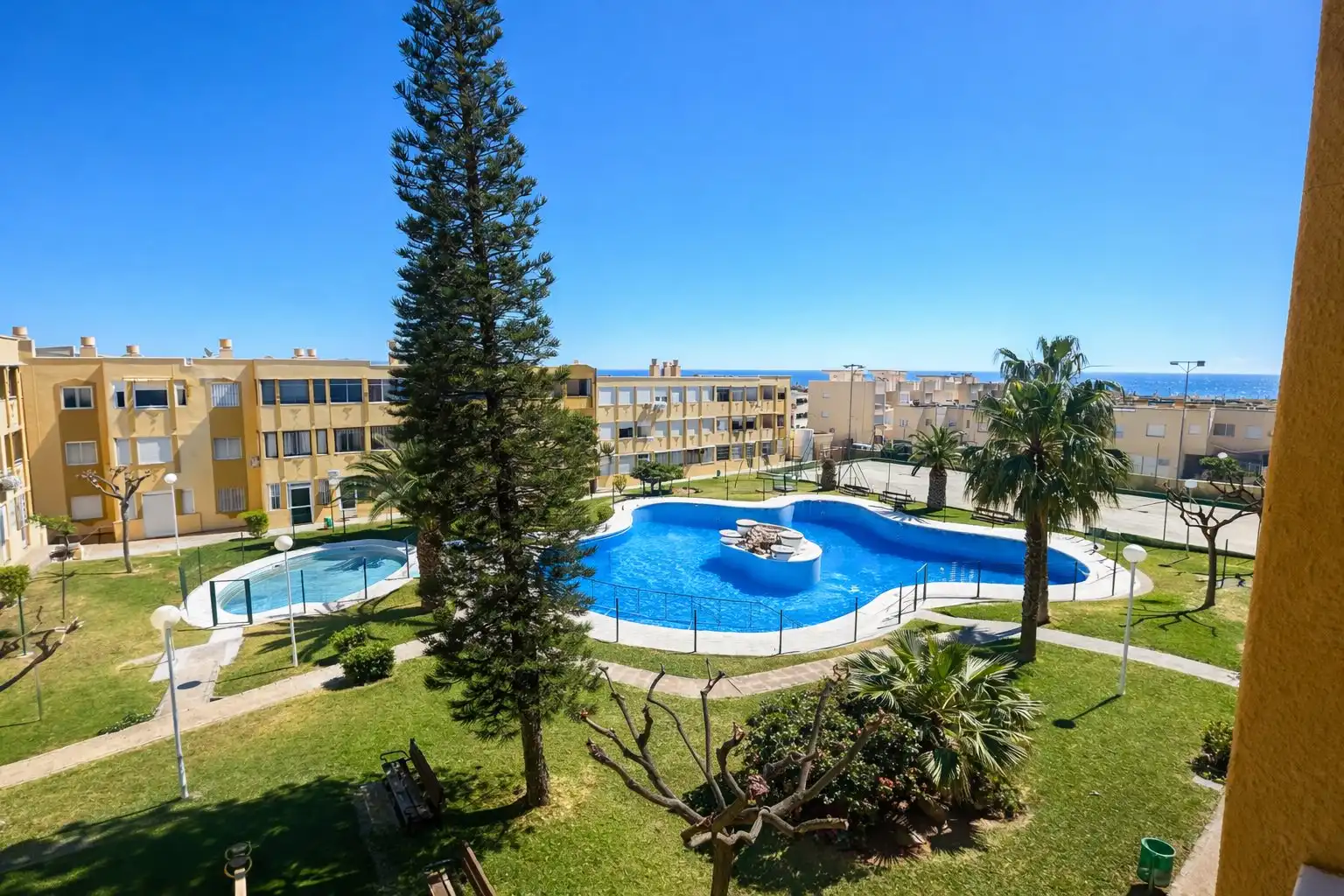 Piscina de Piso en venta en  Almería Capital con Aire acondicionado, Terraza y Piscina comunitaria