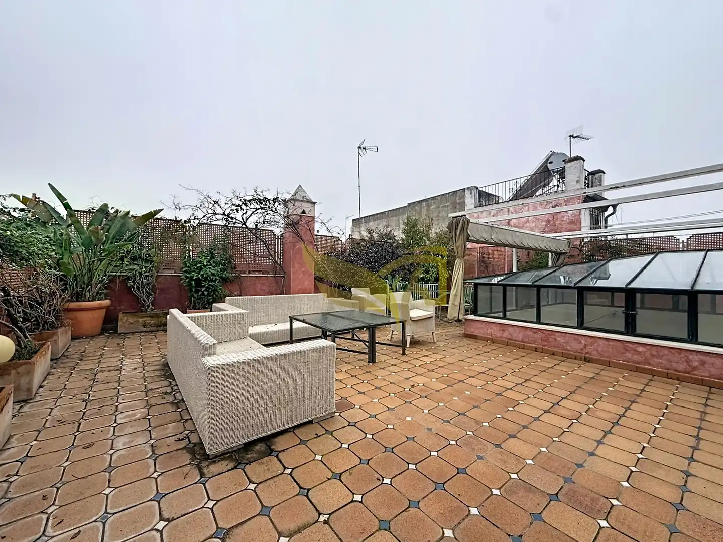 Terrasse von Einfamilien-Reihenhaus zum Verkauf in Sevilla mit Klimaanlage, Heizung und Privatgarten