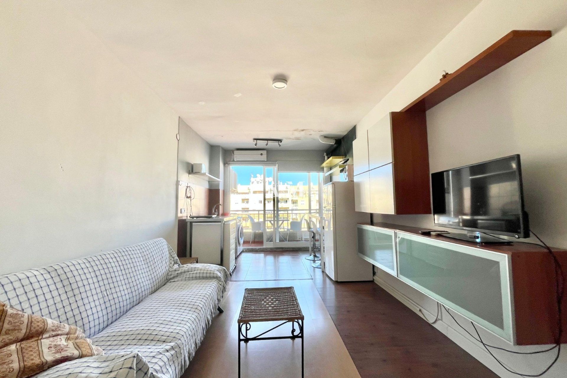 Vista exterior de Estudi de lloguer en Torrevieja amb Aire condicionat, Calefacció i Moblat